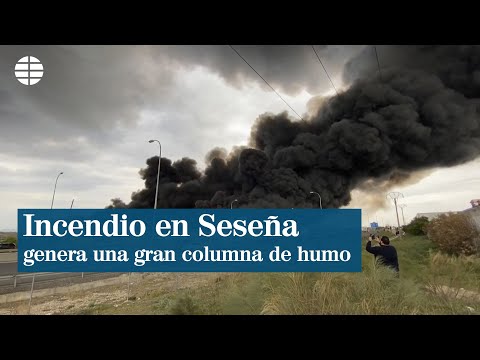 Un incendio en Seseña genera una impresionante columna de humo vista desde Madrid