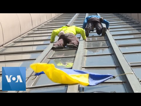 🔵Climbers Scale Paris Skyscraper in Support of Ukraine