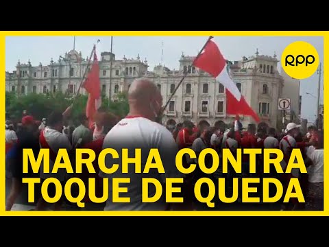 Toque de queda: ciudadanos se reúnen en la Plaza San Martín para protestar por medida de Castillo
