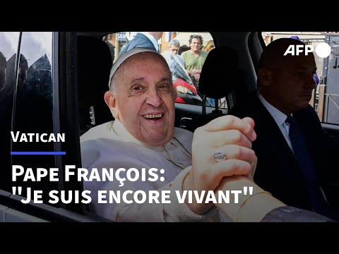 Le pape plaisante à sa sortie d'hôpital: Je suis encore vivant | AFP