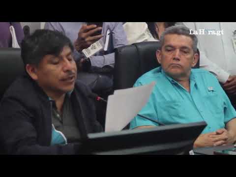 Joviel Acevedo sale a la defensa del seguro escolar y amenaza con manifestación