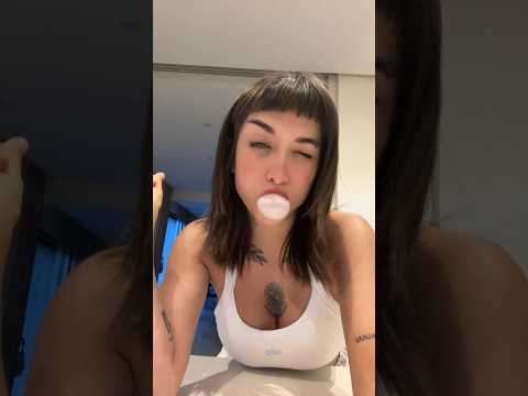 María Becerra hace globo con el chicle mientras escucha “Imán”