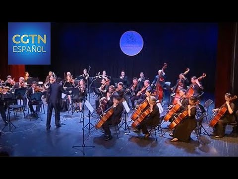 Una orquesta de músicos amateur interpreta varias piezas en el Teatro Huangpu