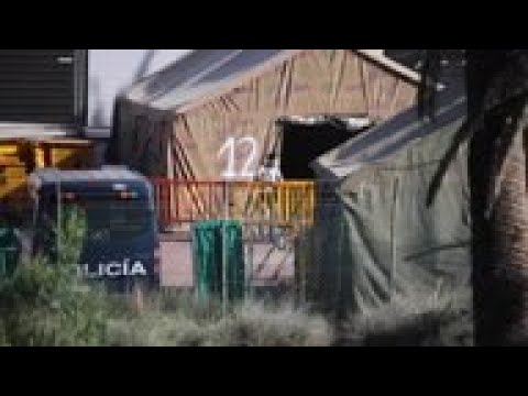 Migrants transferred to makeshift camp on Canaries