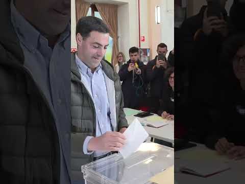 Imanol Pradales, candidato de PNV a lehendakari, ejerce su derecho al voto