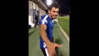 كارلوس ادواردو يصافح أحد كبار السن في نادي الهلال