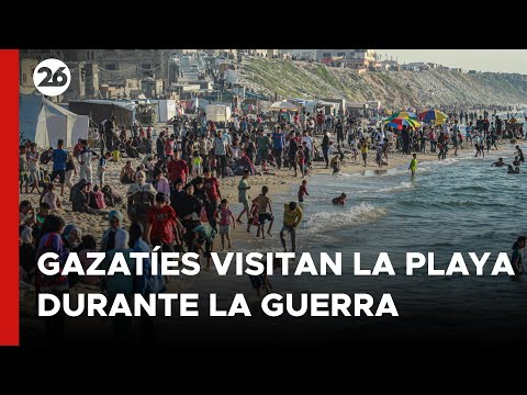 MEDIO ORIENTE | Gazatíes visitan la playa mientras continúan los ataques