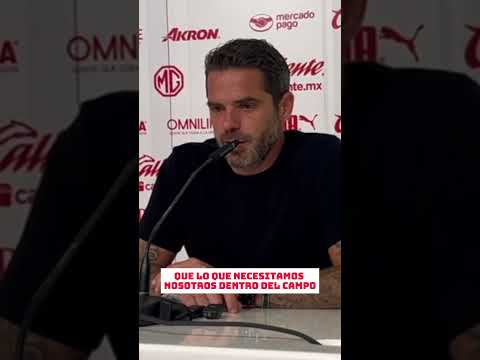 ¡MANTIENE DISTANCIA! Fernando Gago decide no defender al Chicharito ante los abucheos de la afición