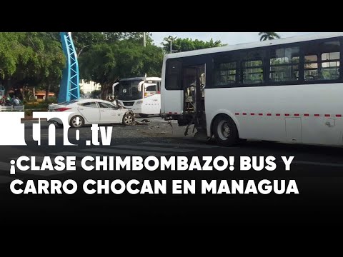 ¡Se dan con todo! Bus y taxi chocan de forma brutal en Managua - Nicaragua
