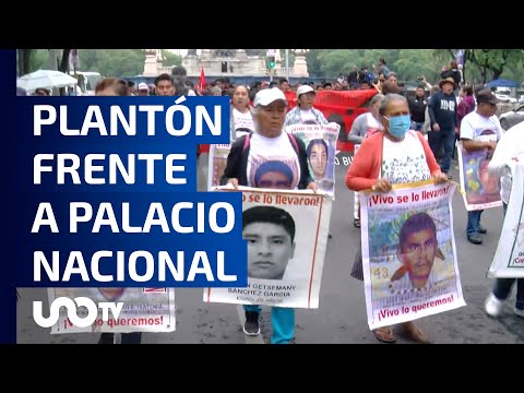 Padres de normalistas de Ayotzinapa desaparecidos, retoman plantón frente a Palacio Nacional