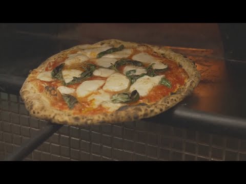 Artisans Learn Neapolitan Pizza-Making at School in Italy