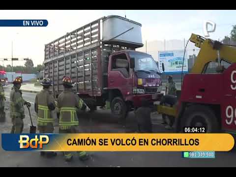 Camión que transportaba pollos sufre aparatoso accidente al dar vueltas de campana en Chorrillos