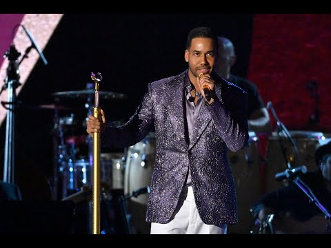 Policía imita a Romeo Santos y se hace viral - La Kalle