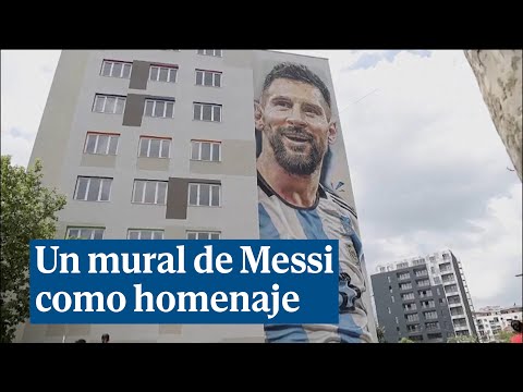 El llamativo mural del rostro de Messi en la pared de una residencia de estudiantes