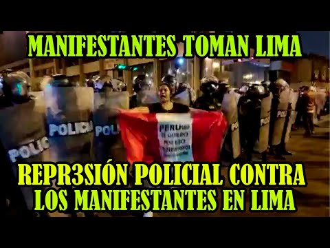 MANIFESTANTES VESTIDO DEL HOMBRE ARAÑA PARTICIPO DE LAS PROTESTAS EN LA CAPITAL PERUANA..
