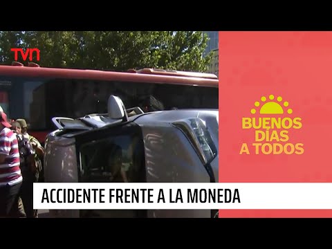 Automóvil quedó volcado: Impactante accidente al frente de La Moneda | Buenos días a todos