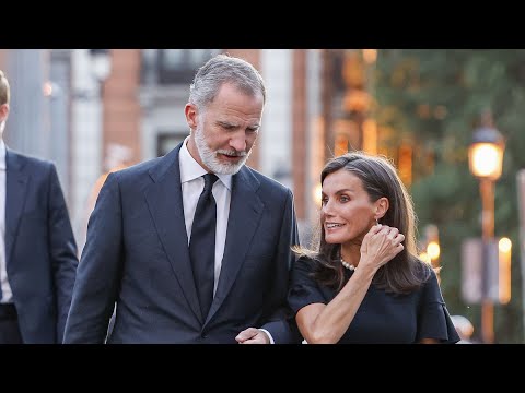 Felipe VI y Letizia encabezan la despedida de la familia real a Juan Gómez-Acebo