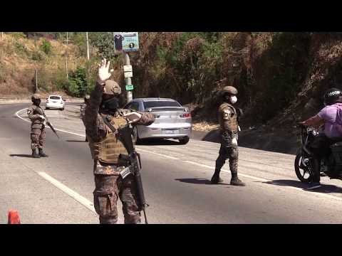 Arrestos y compras marcan inicio de cuarentena en El Salvador