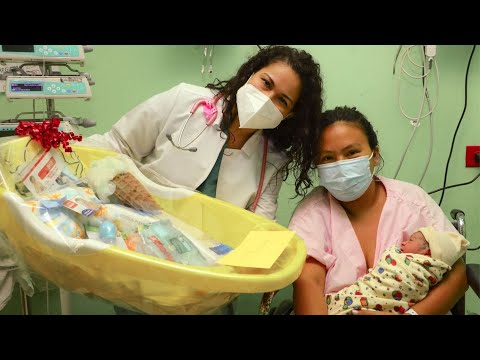 Gobierno entrega regalos a madres de primeros bebés de 2022  que nacieron en hospital San Rafael