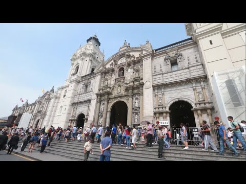 Semana Santa: Calles abarrotadas y largas colas para ingresar a las iglesias en el Centro de Lima