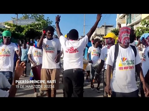 El líder de una banda haitiana, “Barbecue”, convoca una marcha en desafío al estado de emergencia