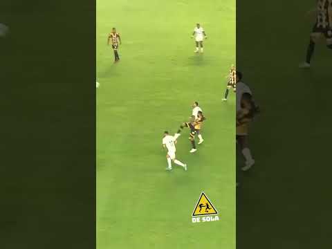 Quase rolou um gol contra bizarro no jogo do Santos!  Ê, galera... #shorts