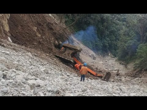 ¿Cómo sobrevivió? Operario de retroexcavadora rodó 60 metros por un abismo en Santander