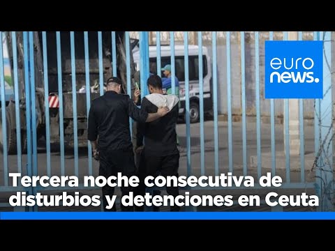 Los migrantes lanzan piedras a los agentes tras otra noche de disturbios en la frontera con Ceuta