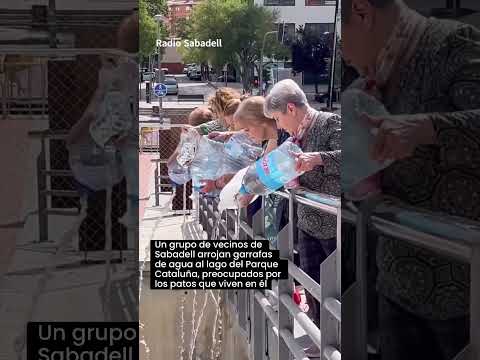 Un grupo de vecinos de Sabadell arrojan garrafas de agua al lago del Parque Cataluña