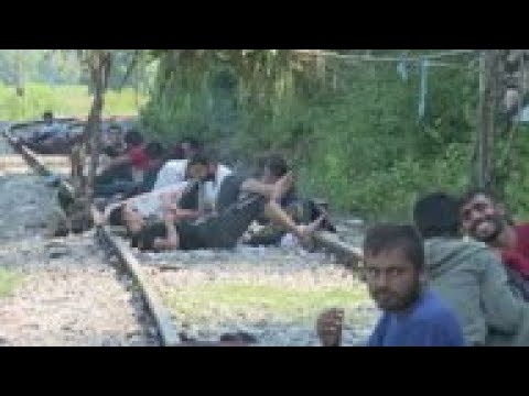 Hundreds of migrants remain stranded in Bosnia