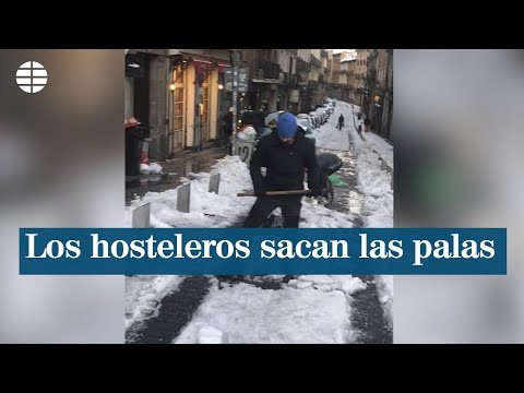 Hosteleros de la Cava Baja despejan las calles de nieve para facilitar el acceso a los clientes