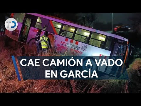 Cae ruta urbana en vado sobre la avenida Lincoln en García; hubo 9 lesionados