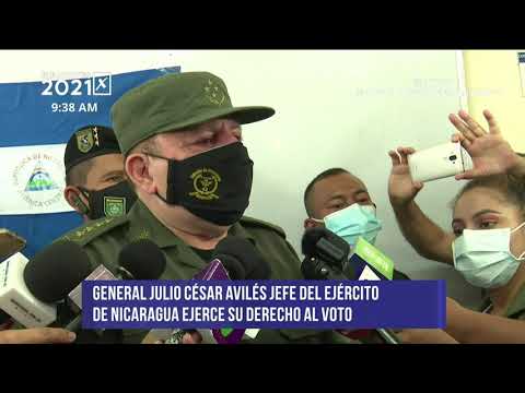 Julio César Avilés, Comandante en Jefe del Ejército de Nicaragua, ejerce su derecho al voto