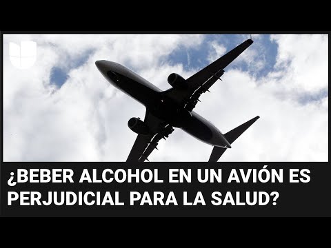 ¿Beber alcohol en un avión es perjudicial para la salud? El Dr. Juan explica cuáles son los riesgos