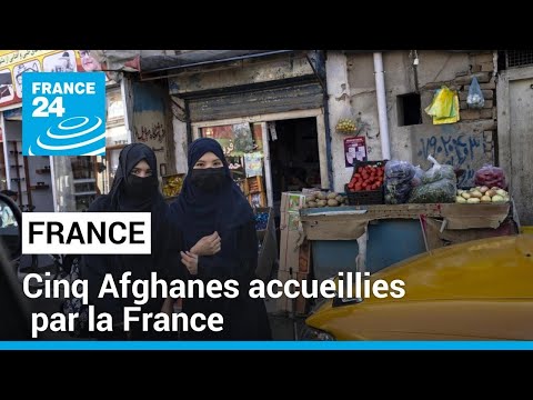 La France accueille plusieurs Afghanes menacées par les Taliban • FRANCE 24