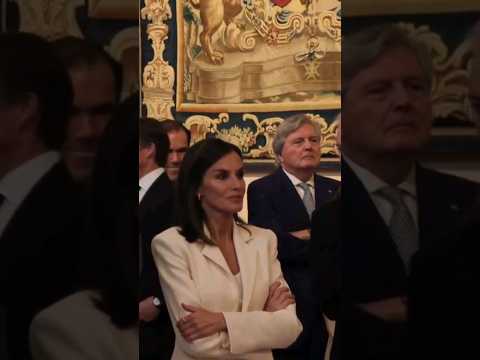 La reina Letizia con traje y zapatillas al inaugurar la exposición del reinado de Felipe VI