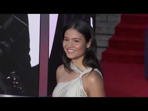 Duelo de estilos en el estreno en Londres de la nueva película de James Bond