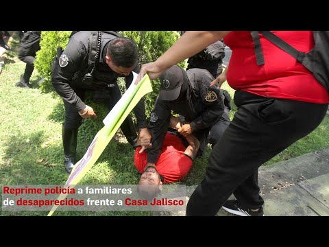 Policía reprime a familiares de desaparecidos en Guadalajara