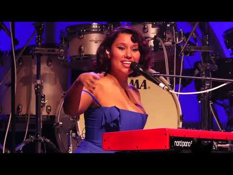 RAYE - "Love Me Again" (Live in Boston)