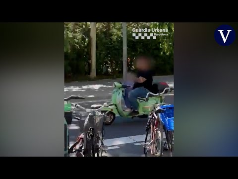 Detenido en Barcelona por ir sin casco, ir mirando el móvil y dejar que una niña condujera la moto