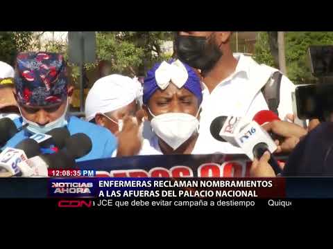 Enfermeras reclaman nombramientos a las afueras del Palacio Nacional