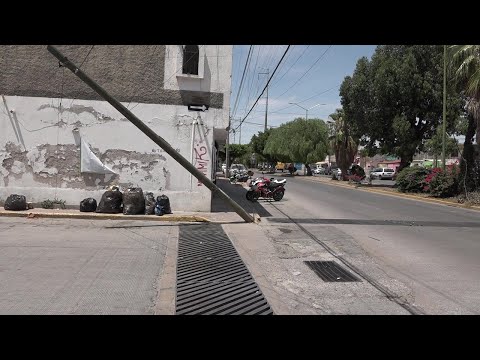 Impacta unidad de transporte de personal poste de Teléfonos de México y se retira