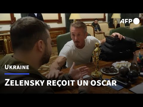 L'acteur américain Sean Penn remet à Volodymyr Zelensky son Oscar | AFP