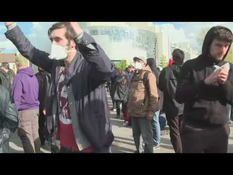 Retraites: la police tente de disperser la foule sur la place de la Bastille | AFP Images
