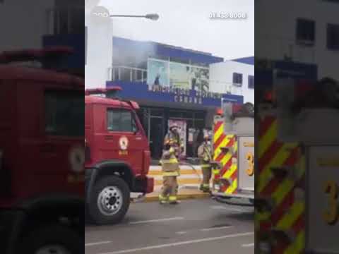 Arequipa: Trabajadores escapan por el techo por incendio en Municipalidad de Camaná