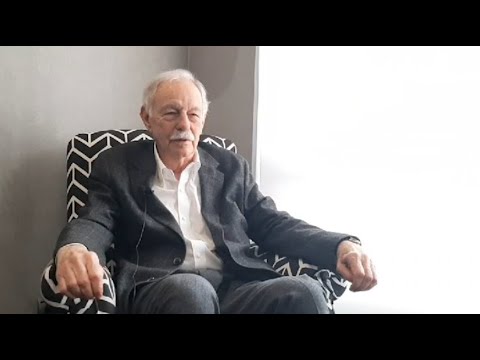 Entrevista a Eduardo Mendoza, escritor y autor de 'Tres enigmas para la organización'.