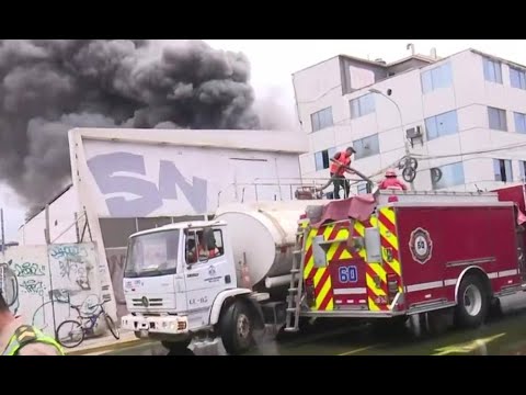 San Miguel: Se registran hasta 4 explosiones tras incendio de un almacén