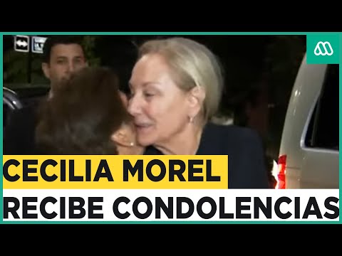 Cecilia Morel comparte con quienes llegaron a expresar sus condolencias por expresidente Piñera