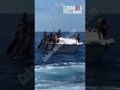 Un grupo de balseros cubanos que llevan 10 días navegando cerca de cerca de Fort Lauderdale, Florida