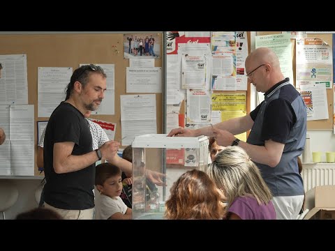 Législatives : images du scrutin dans un bureau de vote à Marseille | AFP Images